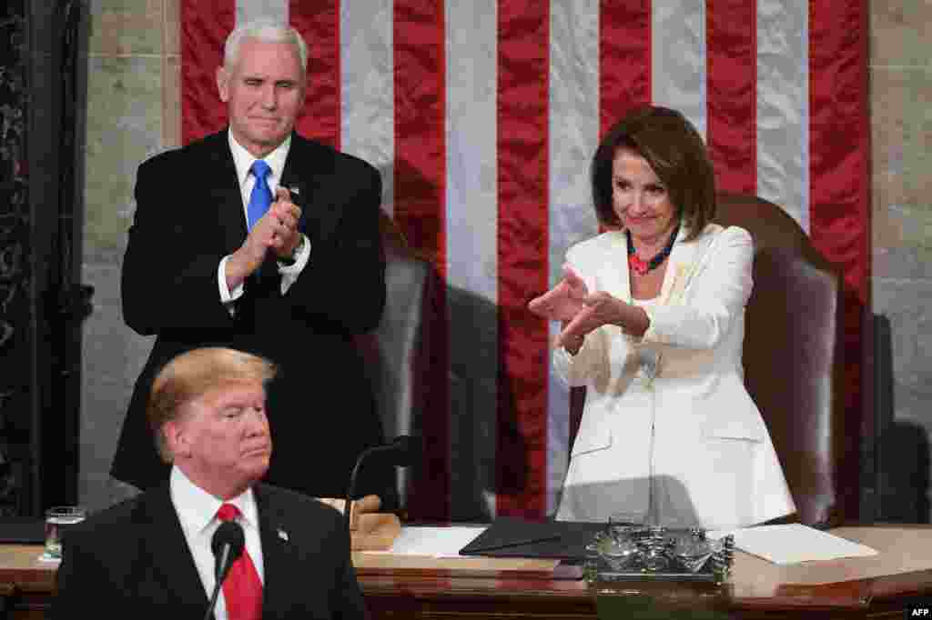 La presidenta de la Cámara de Representantes de EE. UU., Nancy Pelosi, y el Vicepresidente de los EEUU, Mike Pence, aplauden al Presidente Donald Trump.