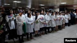 Un grupo de médicos cubanos fue recibido en una ceremonia a su llegada al Aeropuerto Internacional José Martí de La Habana.