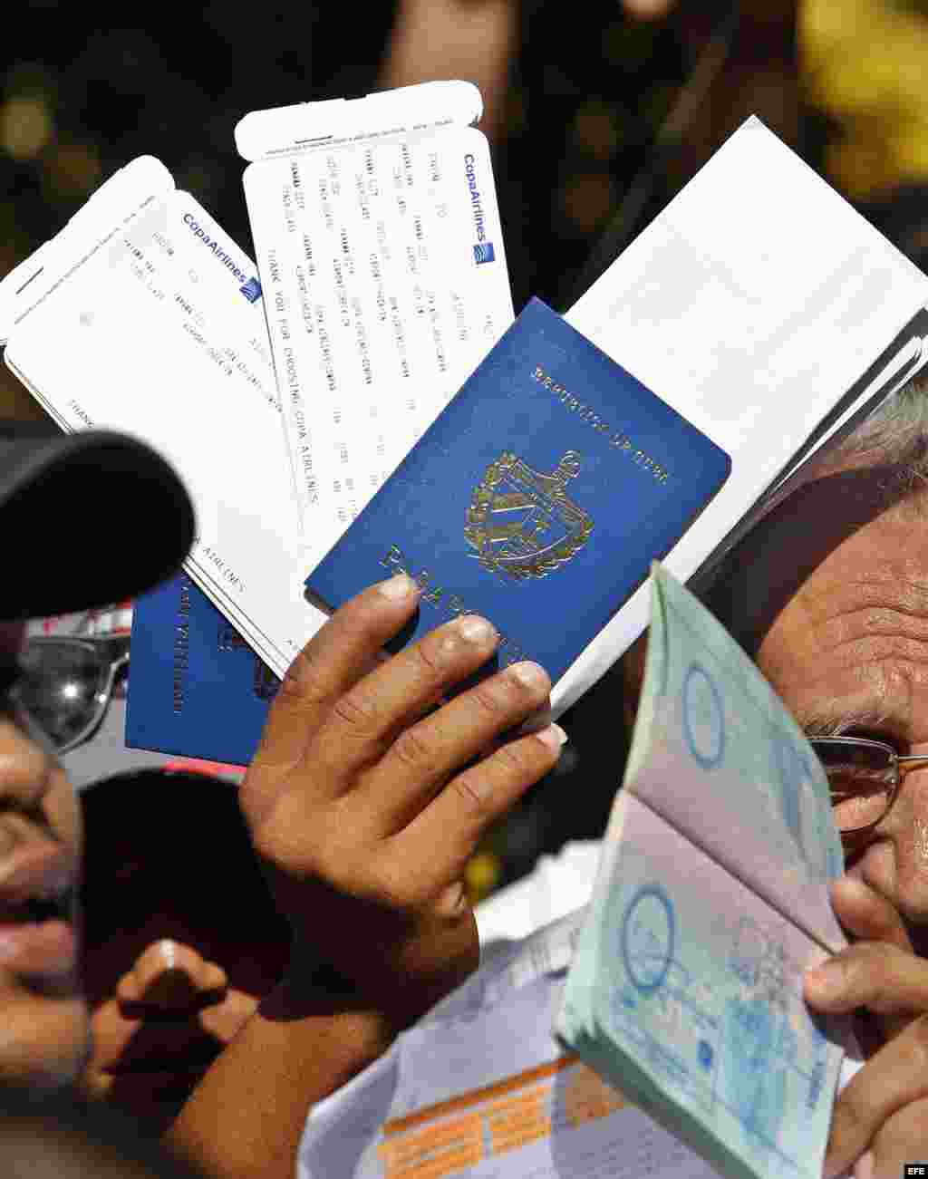 Cientos de cubanos protestan frente a la embajada de Ecuador en Cuba tras el anuncio de exigir visa a todo cubano que viaje como turista al país andino a partir del 1 de diciembre.