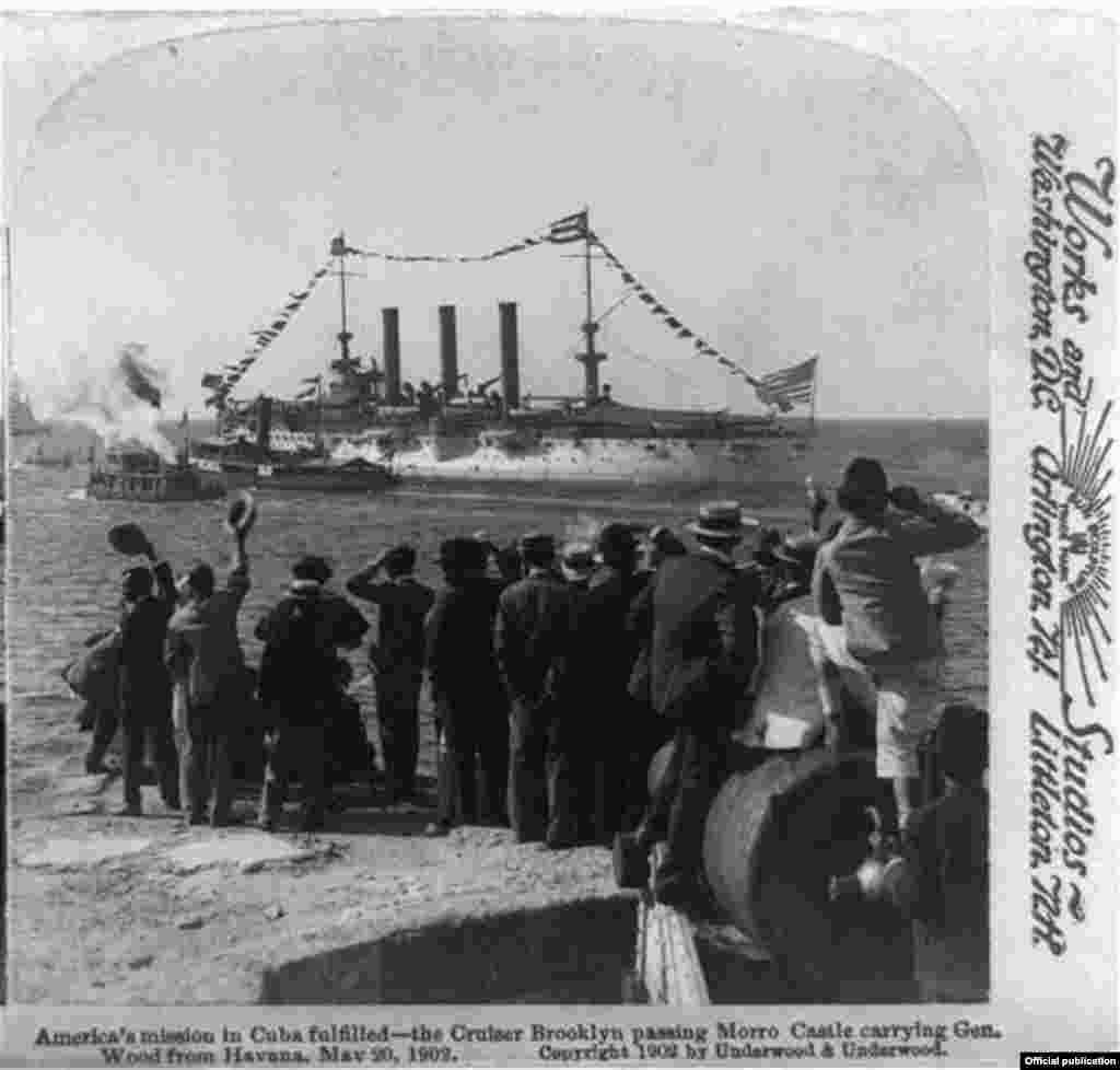 El crucero Brooklyn, donde viajaba el general Wood pasa frente al Castillo del Morro en La Habana el 20 de mayo de 1902. Library of Congress.