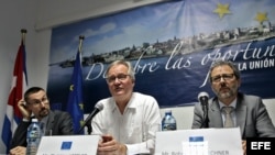 El director general para América del Servicio Europeo de Acción Exterior, Christian Leffler (c), ofrece una rueda de prensa, en La Habana (Cuba)