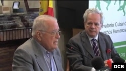 Elizardo Sánchez (i) junto a Guillermo Gortázar, presidente de la Fundación Hispano Cubana, en Madrid, 2013. Archivo.