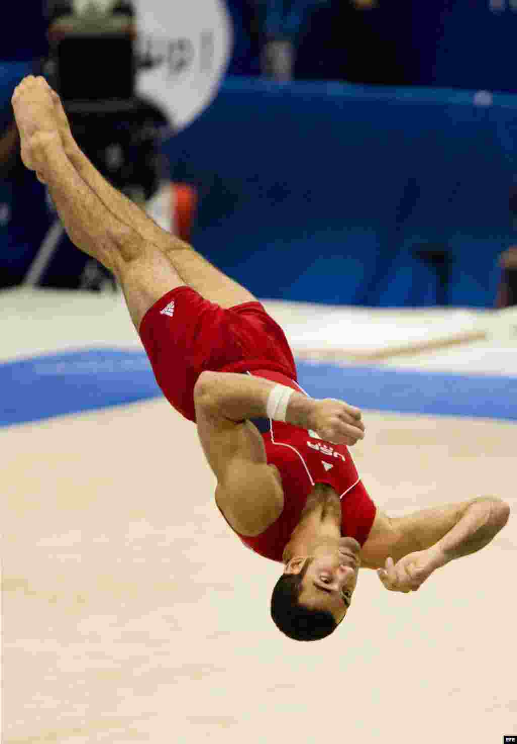 Danell Leyva ejecuta su ejercicio de suelo de la prueba individual de los Mundiales de gimnasia artística que se disputaron en Tokio, Japón, el 14 de octubre del 2011. 