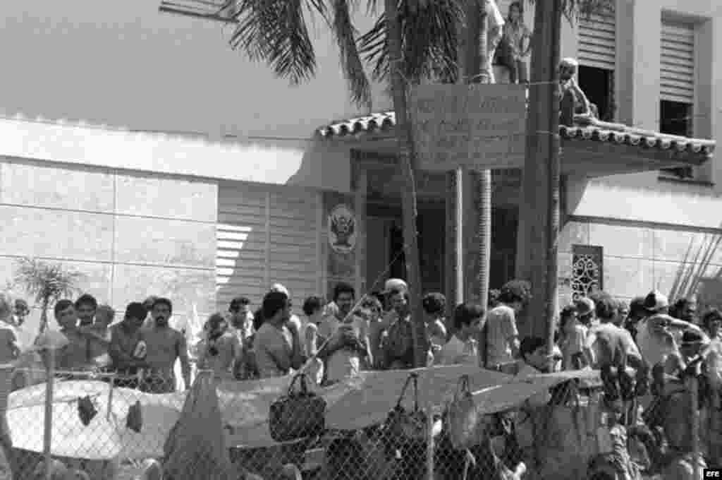 El gobierno cubano accedió posteriormente a trasladarlos al puerto de Mariel, desde donde fueron deportados por embarcaciones fletadas desde Estados Unidos.