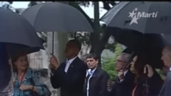 Obama recorre la Habana Vieja, paraguas en mano