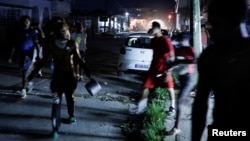 Los manifestantes en toda la isla están tocando sus calderos en señal de protesta, algunos se cubren la cara, evitando ser reconocidos luego por la policía. 