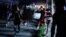 Los manifestantes en toda la isla están tocando sus calderos en señal de protesta, algunos se cubren la cara, evitando ser reconocidos luego por la policía. 