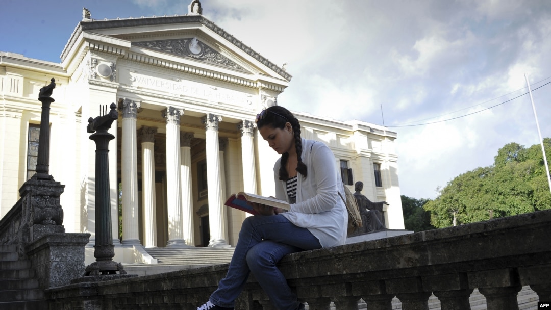 Una estudiante en la Universidad de La Habana.
