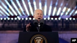 El presidente Joe Biden pronuncia el 21 de febrero un discurso en Varsovia, Polonia, en el primer aniversario de la guerra de Rusia en Ucrania. (AP Photo/ Evan Vucci).