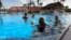 Turistas en la piscina del Hotel Santa Lucía, en Camagüey. AFP PHOTO / MAYLIN ALONSO