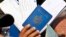 Cientos de cubanos protestan frente a la embajada de Ecuador en Cuba tras el anuncio de exigir visa a todo cubano que desee viajar al país andino a partir del 1 de diciembre.
