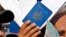 Cientos de cubanos protestan frente a la embajada de Ecuador en Cuba tras el anuncio de exigir visa a todo cubano que ingrese como turista al país andino a partir del 1 de diciembre.