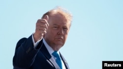 El presidente estadounidense Donald Trump aborda el Air Force One en la base conjunta Andrews, en Maryland. 