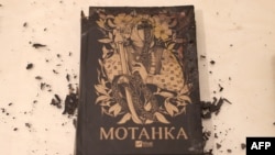 Un ejemplar de "Motanka" entre los libros dañados de la editorial Kharkiv, que fue destruida por los bombardeos rusos el 23 de mayo. Motanka es una muñeca hecha de tela, un ejemplo del auténtico arte ucraniano. Anatolii STEPANOV / AFP