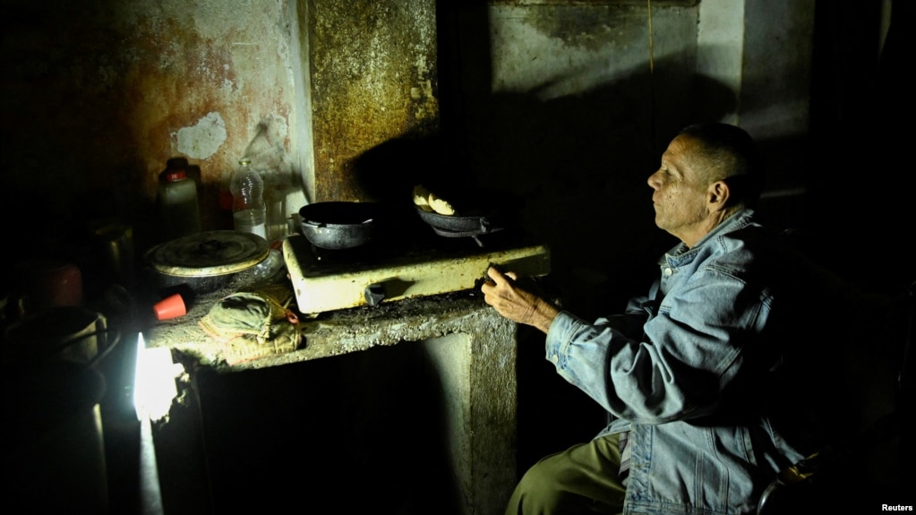 Un cubano prepara la cena en su casa durante un apagón en La Habana.