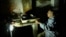 Un cubano prepara la cena en su casa durante un apagón en La Habana.