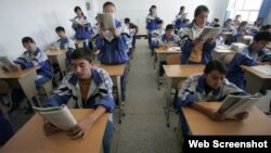 Estudiantes uigures estudian en una escuela de Hotan, en Xinjiang.