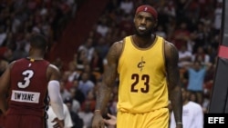 LeBron James, Cleveland Cavaliers (d), y Dwyane Wade, Miami Heat (i), en un partido de la NBA, American Airlines Arena en Miami. 