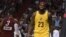 LeBron James, Cleveland Cavaliers (d), y Dwyane Wade, Miami Heat (i), en un partido de la NBA, American Airlines Arena en Miami. 