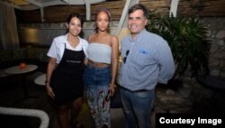 La cantante Rihanna en la foto difundida por el restaurante La Fontana.