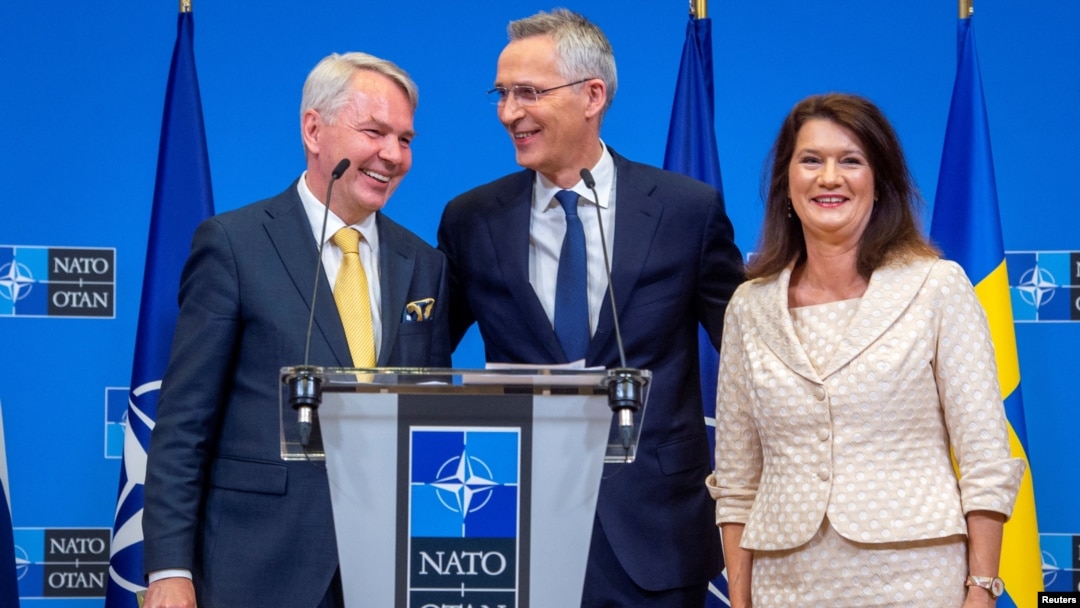 El canciller de Finlandia, Pekka Haavisto, el secretario general de la OTAN, Jens Stoltenberg, y la canciller de Suecia, Ann Linde, en la sede de la OTAN en Bruselas (de izquierda a derecha). (NATO / Reuters).