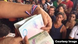 Las autoridades migratorias de Costa Rica otorgan un salvoconducto a los migrantes cubanos. (Foto cortesía de La Nación/Alonso Tenorio)