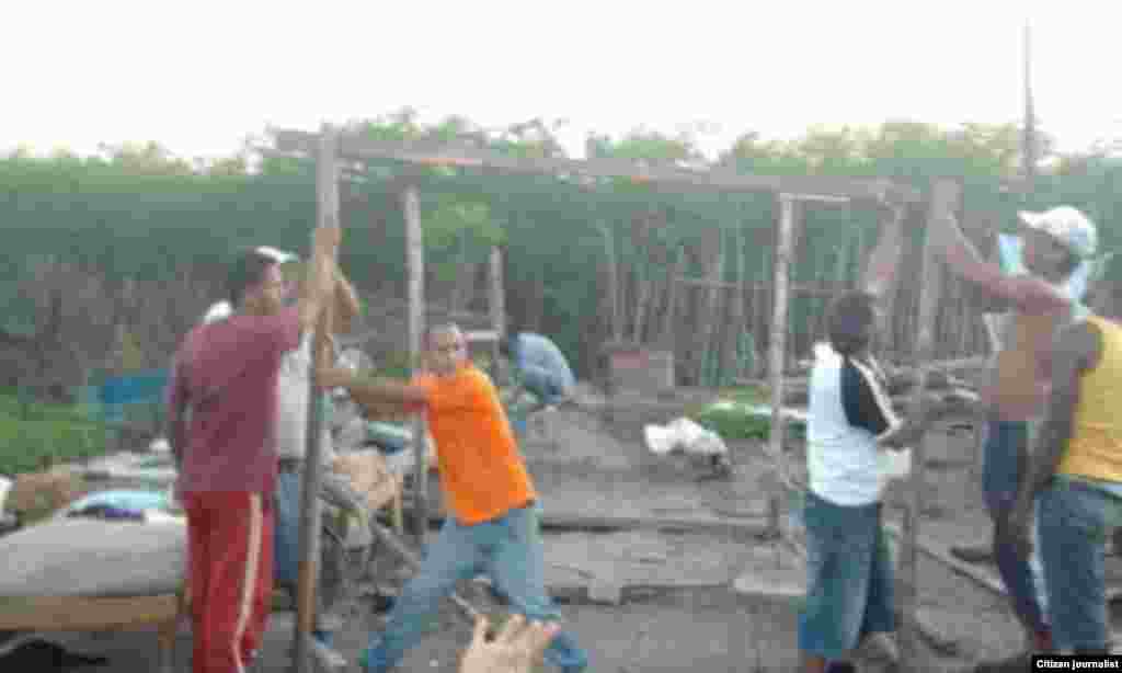 Ayudan a familias víctimas de demolición de casas Santiago de Cuba Foto cortesía Marcos Díaz y Ermis Carbonel&nbsp; para Reporta Cuba