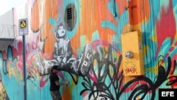 Un artista ultima detalles en un grafiti en Miami, Florida (EE.UU.). La zona de grafitis de Wynwood, el barrio artístico de Miami, reafirmará a partir del miércoles su condición de referente de las nuevas corrientes plásticas.
