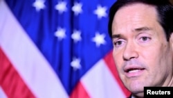 El secretario de Estado de EE. UU., Marco Rubio, habla con la prensa en la Embajada de EE. UU. en Roma, Italia, el 8 de mayo de 2026. STEFANO RELLANDINI/Pool vía REUTERS