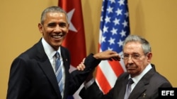 Raúl Castro y Barack Obama se saludan el 21 de marzo de 2016, durante una rueda de prensa tras una reunión sostenida en el Palacio de la Revolución en La Habana (Cuba). 