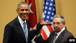 Raúl Castro y Barack Obama se saludan el 21 de marzo de 2016, durante una rueda de prensa tras una reunión sostenida en el Palacio de la Revolución en La Habana (Cuba). 