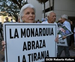 Silvia Iriondo sostiene uno de los carteles en la protesta por la visita de los Reyes de España a Cuba (Foto: Roberto Koltún).