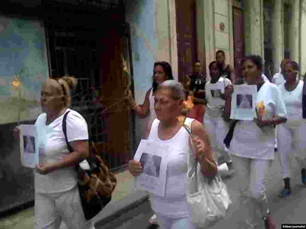 Damas de Blanco marcharon el domingo 17 de abril ayer por calles de Centro Habana y &nbsp; fueron reprimidas cuando comenzaron a distribuir boletines y abogar por derechos y la libertad de los presos políticos. Foto Steve M Pardo
