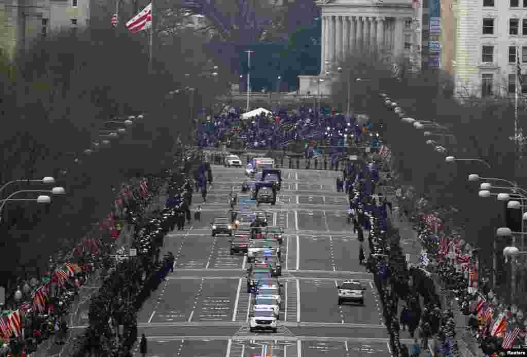 Caravana presidencial circulando por la avenida Pennsylvania camino al Capitolio.