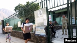 La jornada comenzó con reportes de retraso en la llegada de los materiales electorales a algunos colegios.