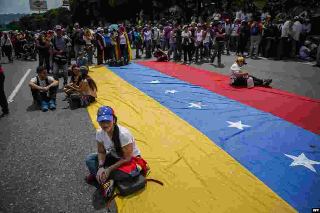  Venezolanos participan en una manifestación contra el Gobierno venezolano hoy, lunes 24 de abril de 2017, en Caracas (Venezuela). Centenares de venezolanos en varias ciudades del país comenzaron a concentrarse para la protesta convocada por la oposición 