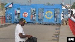 Comerciantes dominicanos impidieron la entrada a la frontera con Haití de camiones con mercancías procedentes de ese país en protesta por la decisión haitiana de impedir el ingreso de pollos y huevos de la República Dominicana. 