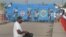 Comerciantes dominicanos impidieron la entrada a la frontera con Haití de camiones con mercancías procedentes de ese país en protesta por la decisión haitiana de impedir el ingreso de pollos y huevos de la República Dominicana.  