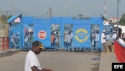 Comerciantes dominicanos impidieron la entrada a la frontera con Haití de camiones con mercancías procedentes de ese país en protesta por la decisión haitiana de impedir el ingreso de pollos y huevos de la República Dominicana.  