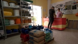 Un empleado atiende a un cliente en una tienda privada de materiales de construcción en La Habana, Cuba. Foto: REUTERS/Alexandre Meneghini