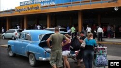 Cubanos reciben a sus familiares en el aeropuerto "José Martí" de La Habana