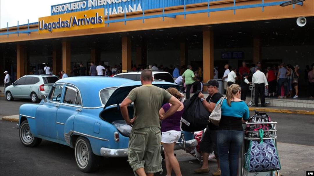 Cubanos reciben a sus familiares en el aeropuerto "José Martí" de La Habana