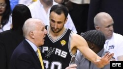 El entrenador de los Spurs, Gregg Popovich (izda), conversa con su jugador Manu Ginobili (dcha) durante el cuarto partido de las Finales de la NBA contra los Heat en el American Airlines Arena en Miami.