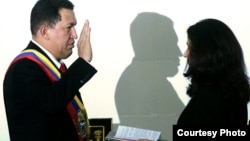 Archivo - El presidente venezolano Hugo Chávez jura durante la ceremonia de investidura celebrada el 10 de enero de 2007 en Caracas (Venezuela). 