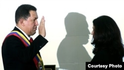 Archivo - El presidente venezolano Hugo Chávez jura durante la ceremonia de investidura celebrada el 10 de enero de 2007 en Caracas, Venezuela 