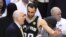 El entrenador de los Spurs, Gregg Popovich (izda), conversa con su jugador Manu Ginobili (dcha) durante el cuarto partido de las Finales de la NBA contra los Heat en el American Airlines Arena en Miami.