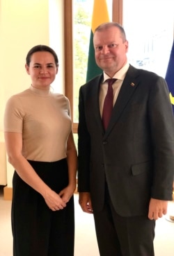 La candidata de la oposición bielorrusa Svetlana Tikhanovskaya, que huyó a Lituania tras las elecciones del 9 de agosto pasado, se reunió con el primer ministro Saulius Skvernelis, en Vilnius, Lituania, el jueves 20 de agosto de 2020.