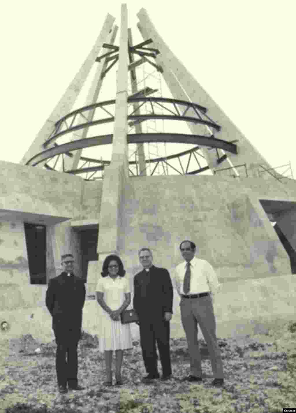 Padre Agust&iacute;n Rom&aacute;n, a la izquierda, frente al marco de concreto del Santuario de Nuestra Se&ntilde;ora de la Caridad que se construy&oacute; en la d&eacute;cada del 1970.