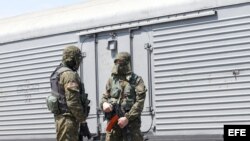 Separatistas rusos custodian el tren con los cadáveres del avión de Malasia. 