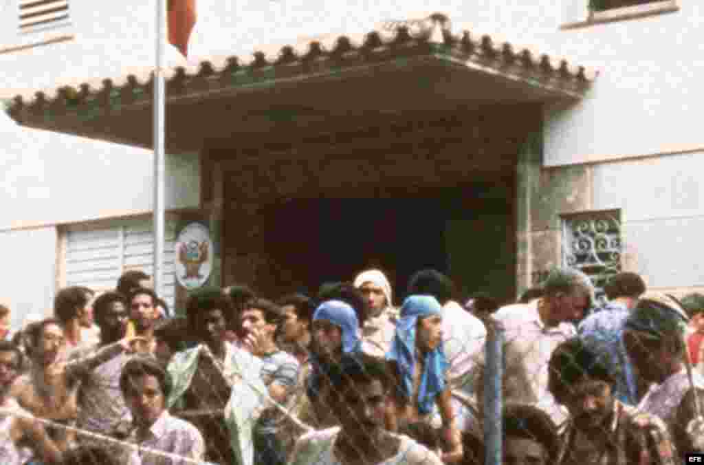 Se estima que 10.800 cubanos lograron ingresar a la sede diplomática en esos días y el Perú aceptó, luego de duras negociaciones y afrentas de la dictadura, refugiar a 850 de ellos.